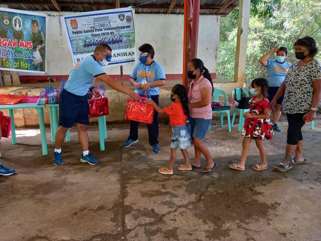 Odiongan PNP namahagi ng school supplies sa mga bata sa Brgy. Panique
